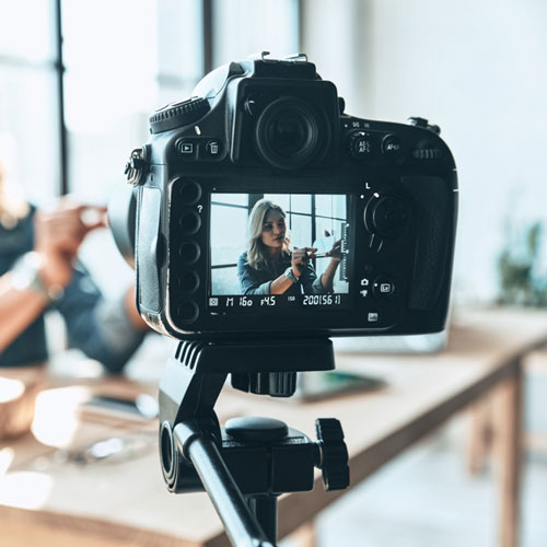 Influenceur se filmant pour faire une vidéo de sa marque de vêtements