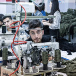 Ouvrier fabriquant un vêtement en Turquie