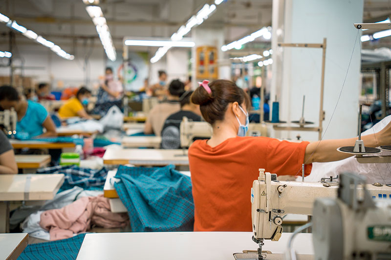 Usine de fabrication textile turque avec des ouvrières