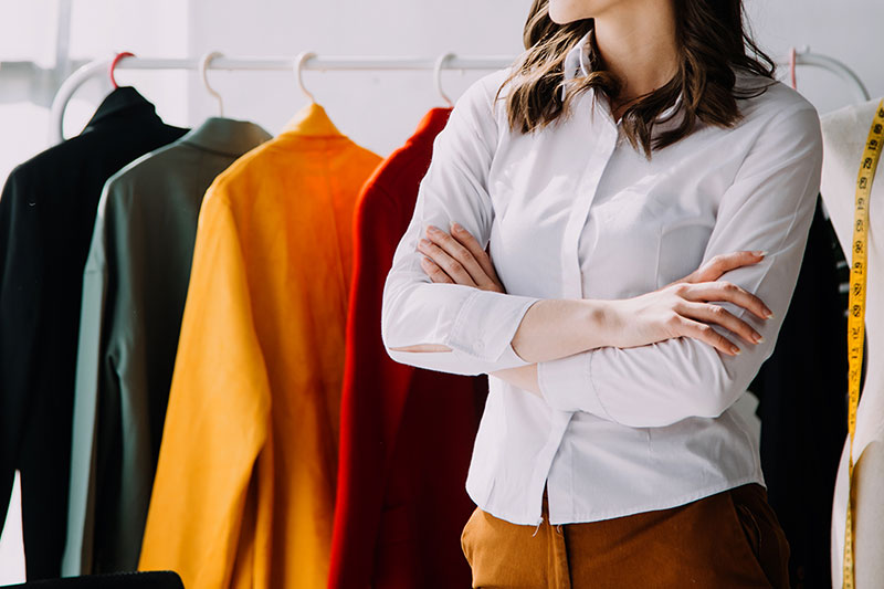 Styliste qui dessine les dernières tendances des vêtements workwear