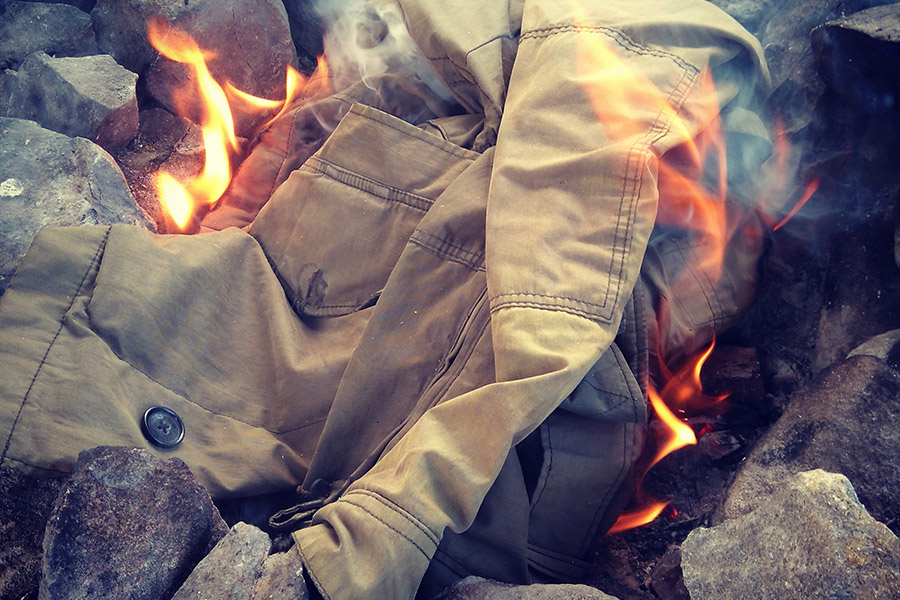 Photo d'un manteau en feu